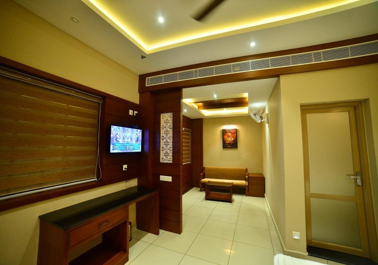 Hotel Priya Kottakkal Exterior foto